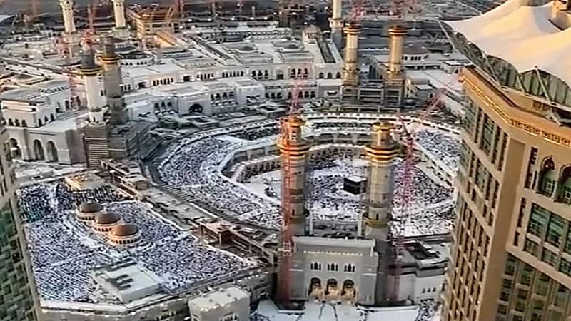 مشهد رائع للمعتمرين من أعلى نقطة محيطة بـ ⁧‫المسجد الحرام‬⁩