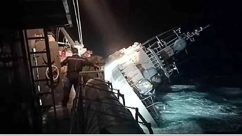 غرق سفينة تايلندية بصورة مأسوية وفقدان 31 بحاراً