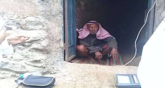 بالصور.. " الأحوال المدنية " تجدد هوية مسناً في منزلة بجازان