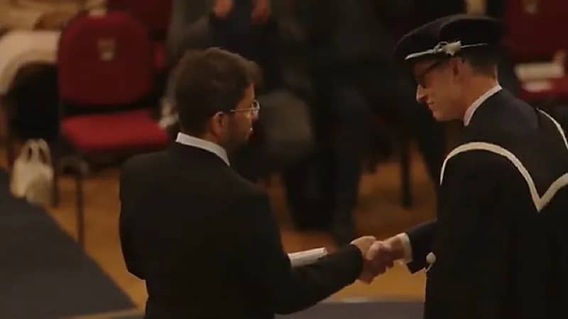 فيديو..منح مبتعث سعودي الدكتوراه بعد وفاته من جامعة بريطانية