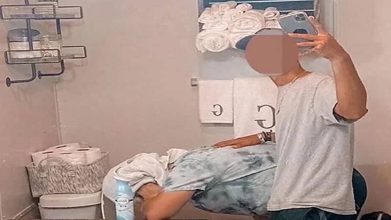 شاب متهور ينشر لحظة تقيأ زوجته في الحمام على "تيك توك"