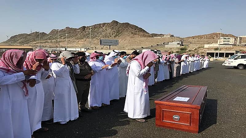 محافظ محايل يتقدم مستقبلي جثمان شهيد الواجب العسيري