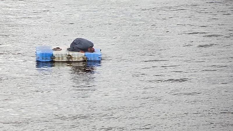 بالصور.. رجل يترك سباقًا للتجديف ويصلي العصر على سطح مياه النيل