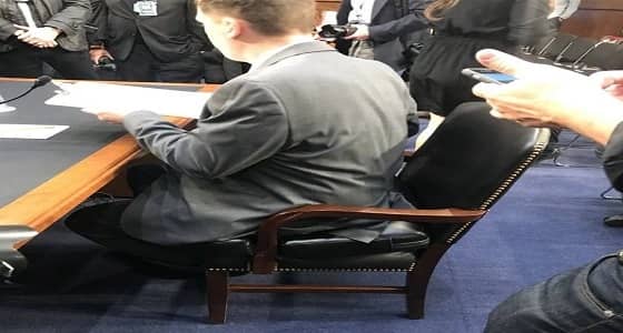 بالصور.. وسادة أسفل مؤسس " فيسبوك " تثير الجدل والسخرية