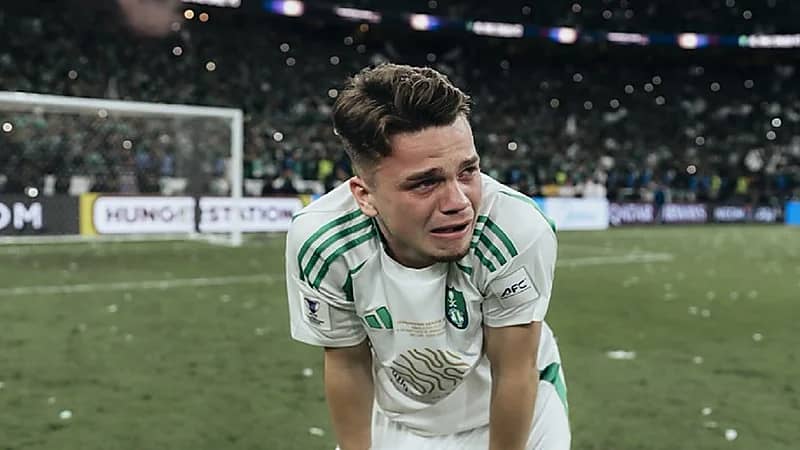 محترف الأهلي يقترب من المغادرة