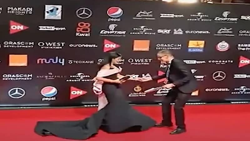 موقف محرج لـ"منى زكي" في مهرجان الجونة "فيديو"