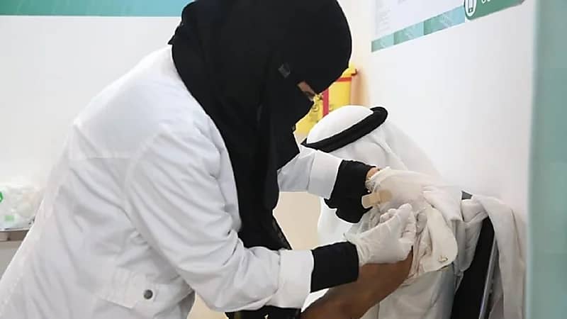 بعد ارتفاع حالات كورونا هل سيكون اللقاح الجديد إجباريا ؟ استشاري يجيب .. فيديو