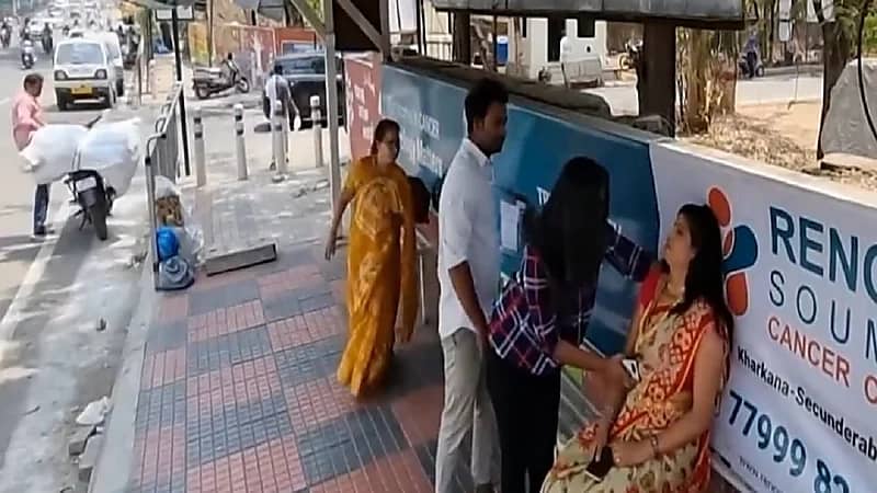 شاهد.. عصابة تسرق امرأة في وضح النهار بعد تنويمها