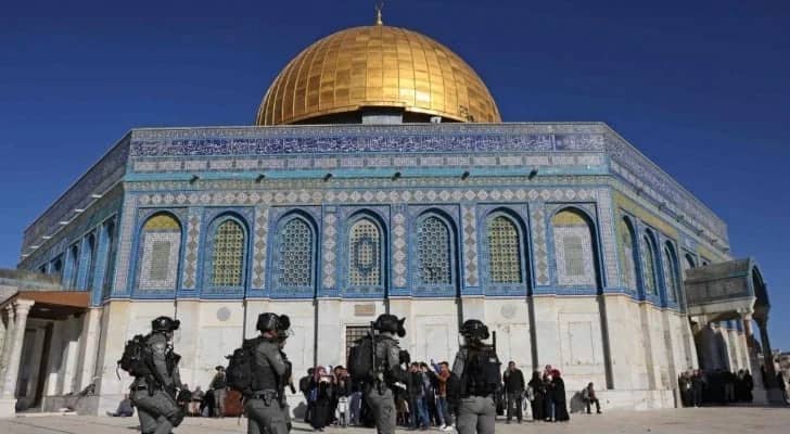 فيديو..لحظة اقتحام قوات الاحتلال الإسرائيلي لمصلى قبة الصخرة بالمسجد الأقصى