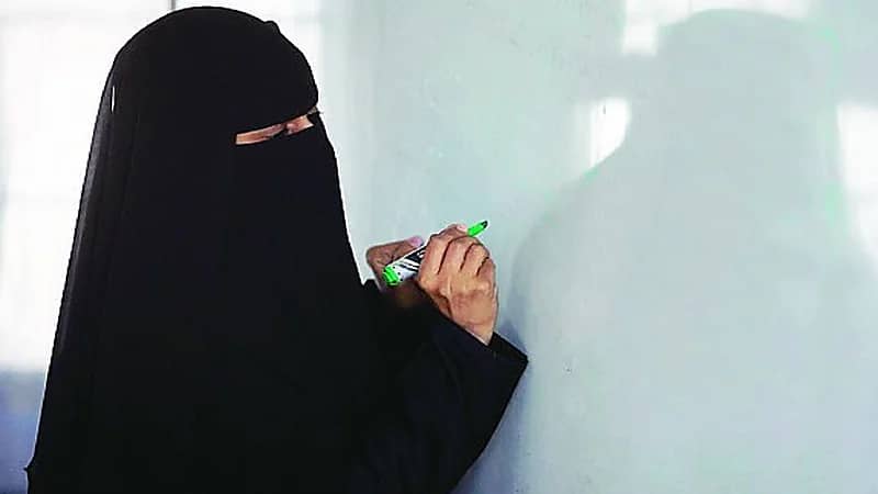 بالفيديو.. معلمة تتحمل تكاليف ملزمات الطالبات وتوفرها مجاناً بالمكتبات