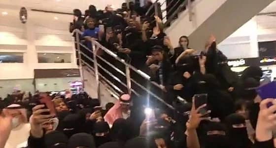 أول تعليق لـ " خلود الكويتية " بعد تكدس جمهور مول الطائف عليها " فيديو "