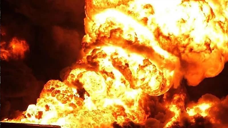 بالفيديو ..اندلاع حريق في مستودع بالصناعية الأولى بالدمام