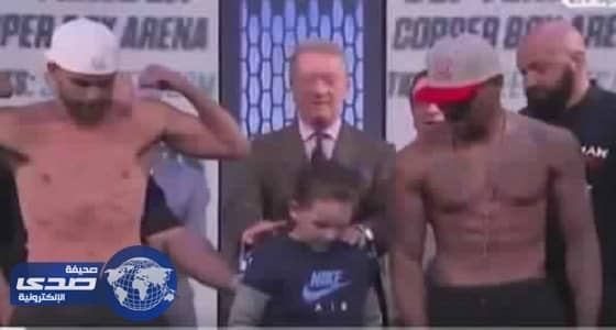 بالفيديو.. نجل مصارع يلكم منافس والده