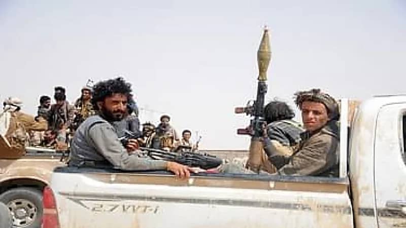 فيديو .. ميليشيا الحوثي تقتحم منزل شيخ قبلي وتروع نساءه وأطفاله