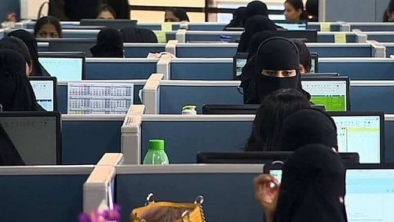مهتم بالموارد البشرية يكشف السبب وراء كثرة توظيف النساء مقارنة بالرجال