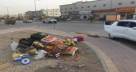 بالصور.. إزالة المباسط العشوائية للباعة الجائلين بالرياض