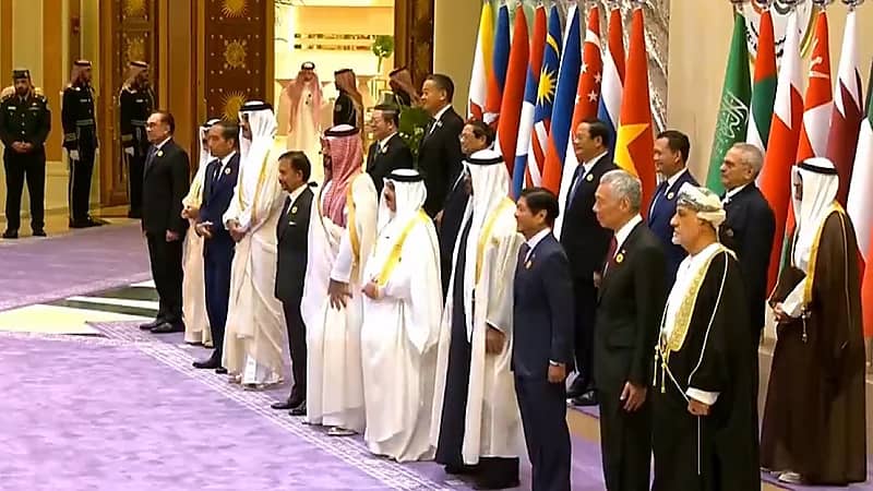 ولي العهد يستقبل قادة الدول المشاركة في قمة الرياض بين الخليج وآسيان .. فيديو والصور