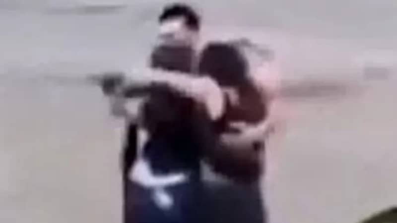 العناق الأخير ..  حادث مؤلم لـ 3 أصدقاء جرفتهم السيول .. فيديو