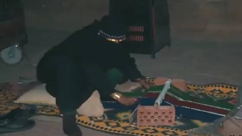 شاهد.. مواطنة تعود لصناعة "السدو" في العلا