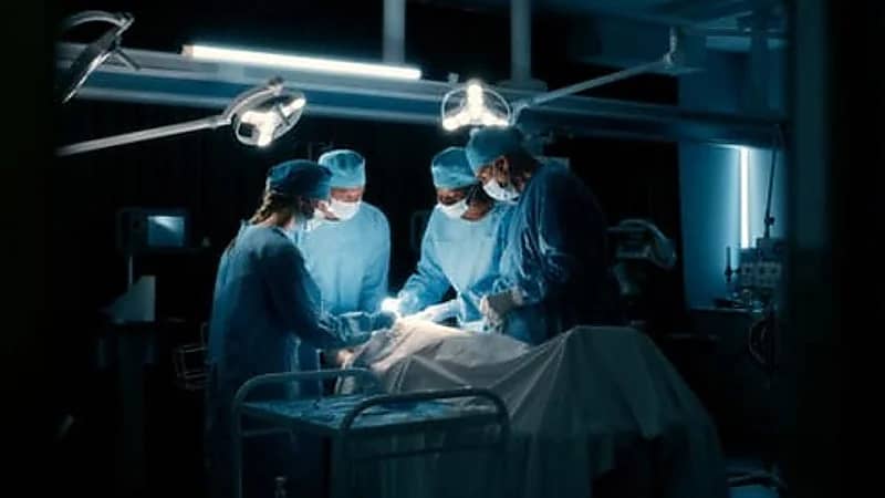 فريق طبي يرقص داخل غرفة عمليات يثير جدلاً واسعاً.. فيديو