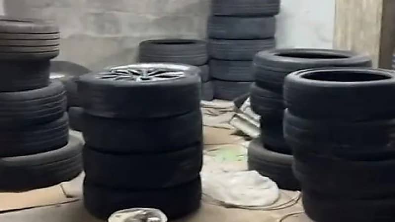 بالفيديو..القبض على عمالة تخصصت في تنظيف الإطارات المستعملة وبيعها بالرياض