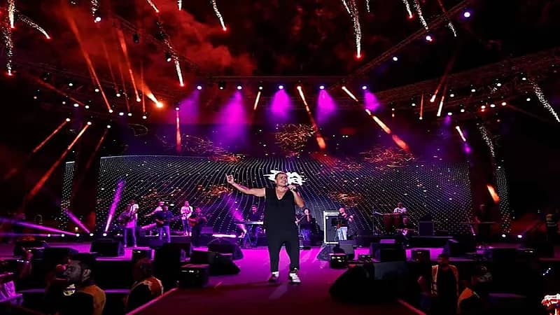شاهد.. عمرو دياب يشعل حماس الجمهور في حفلته بالأردن