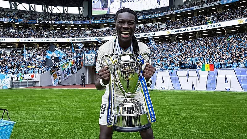 محترف الهلال السابق يتوج بلقب كأس السوبر الياباني