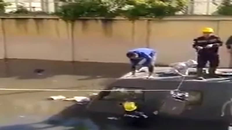 شاهد.. إنقاذ سيارة نقل أموال تحمل 5 ملايين جنيه بـ حبل غسيل