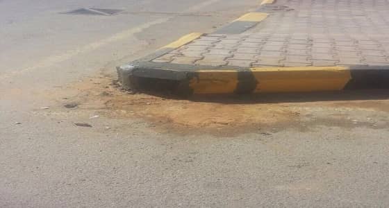 بالصور.. العويقيلة تقوم بأعمال صيانة وترميم لأرصفة الحدائق الداخلية