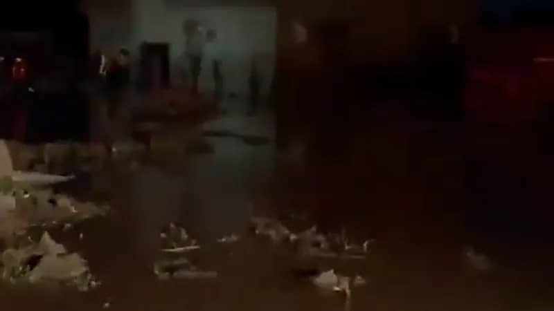 بالفيديو.. السيول والأمطار تتسبب بأضرار في ممتلكات ومركبات