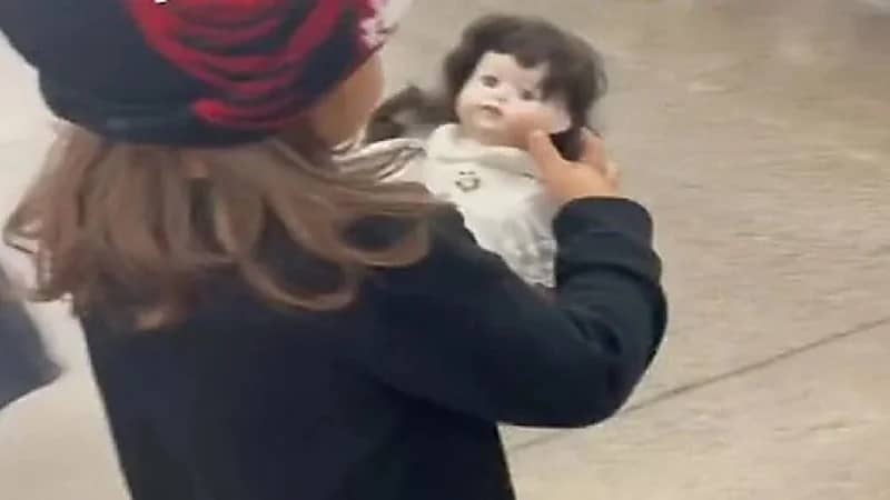 طفلة تتوسل لوالدتها لشراء دمية تسكنها "الأرواح " أثناء التسوق