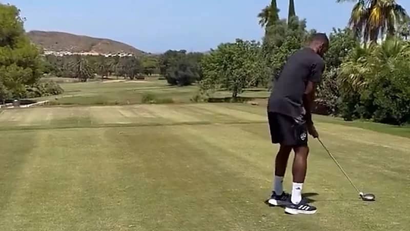 توني يستعرض مهاراته في الجولف .. فيديو