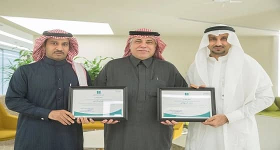 القصبي يكرم موظفين بالوزارة نظير تبرعهما بكليتيهما