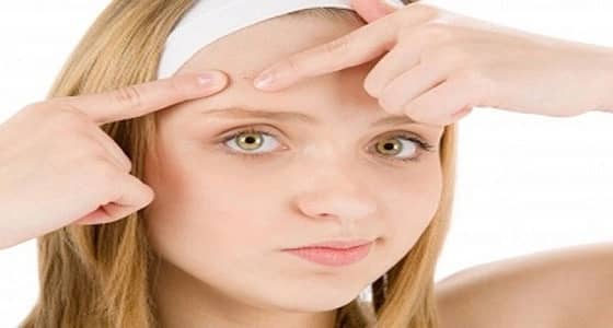 احتكاك الموبايل بالوجه من أبرز أسباب ظهور حب الشباب