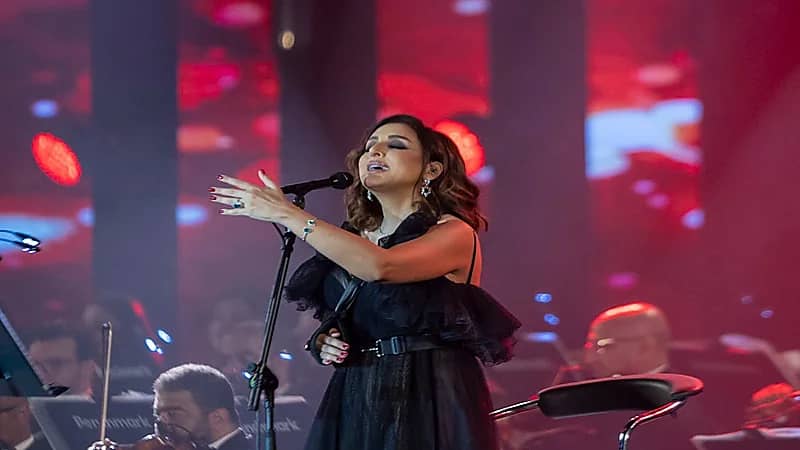 شاهد.. أنغام برباط الكتف في حفلها بجدة