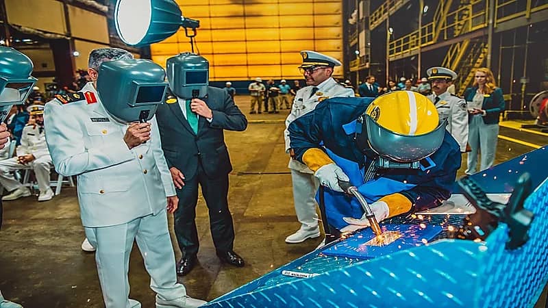 جانب من مراسم إرساء العارضة الرئيسية لـ سفينة جلالة الملك عبدالله .. فيديو