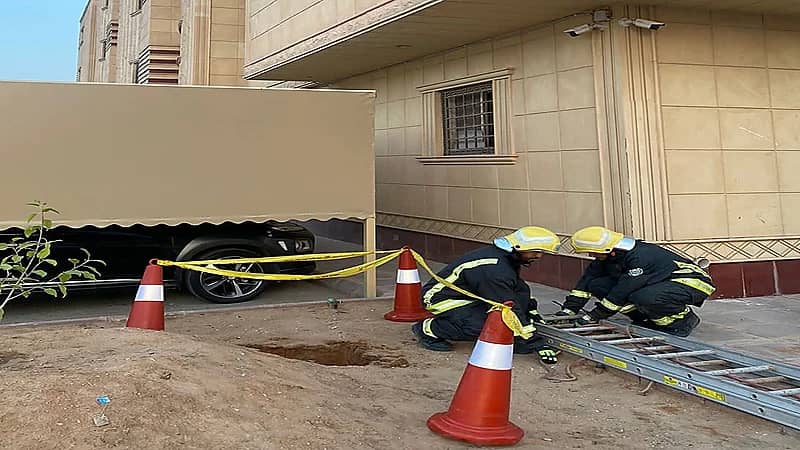 بالصور .. الدفاع المدني ينقذ طفلًا سقط في خزان مياه