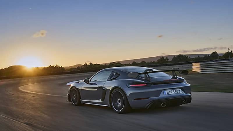 بالصور.. "بورش" تزيح الستار عن أقوى سيارات كايمان