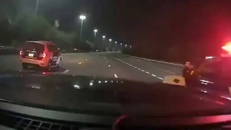 ‎شرطة أبوظبي تنقذ سائقًا تعطل مثبت سرعة مركبته عند منتصف الليل .. فيديو