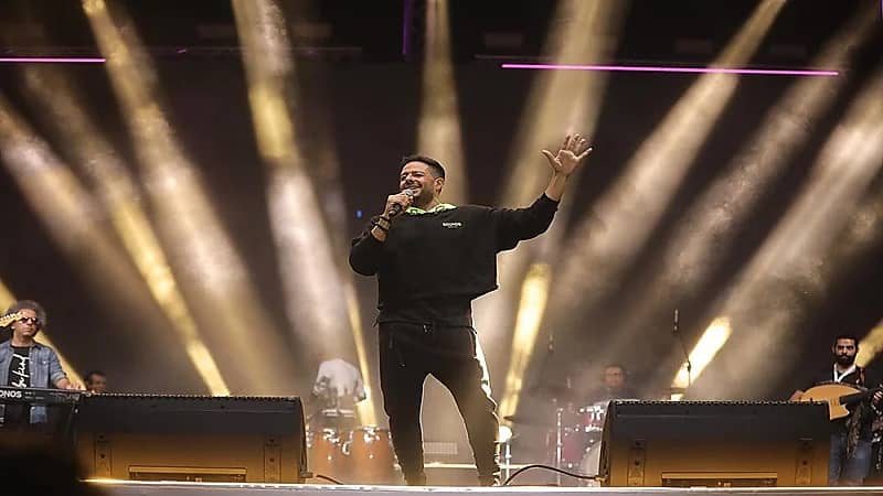 معجبة تلقي بنفسها أمام سيارة محمد حماقي