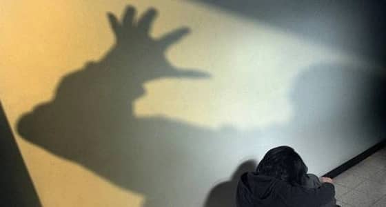 كاميرا المراقبة تفضح معلم ستيني انتهك براءة طفلة