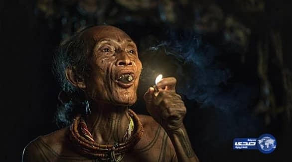 شاهد.. صاعقة رعدية تضرب سطح محل تجاري بجازان 