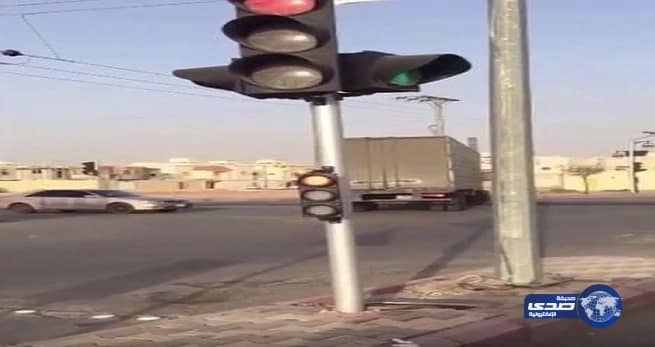 بالفيديو.. سائق شاحنة متهور يعكس السير ويقطع الإشارة مهددا سلامة الآخرين.. والمرور يتدخل