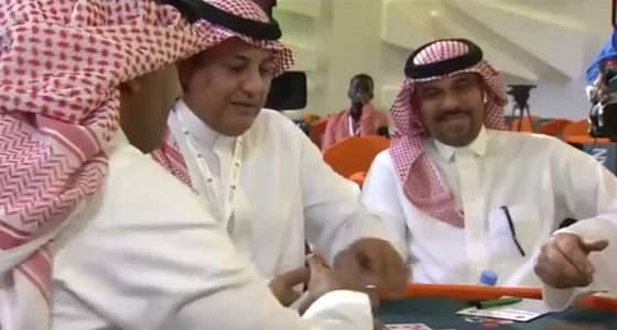 بالفيديو.. فؤاد أنور يشارك في أولى مسابقات بطولة " البلوت "