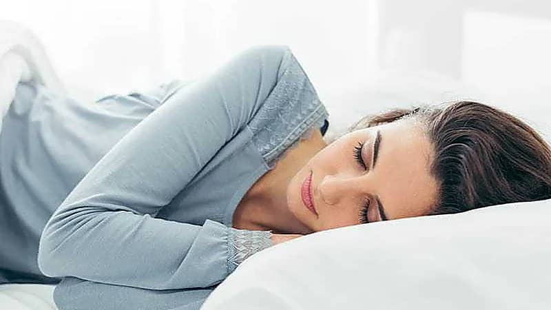 خبير: وقت النوم يزيد من خطر تساقط الشعر