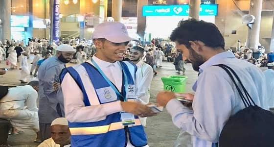 فريق كفى ينتشر في ساحات الحرم للحد من ظاهرة التدخين