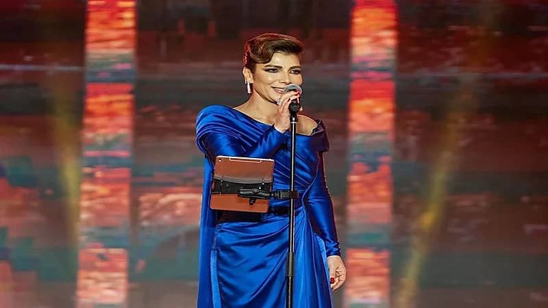 قطع فستان أصالة خلال حفلها بالقاهرة