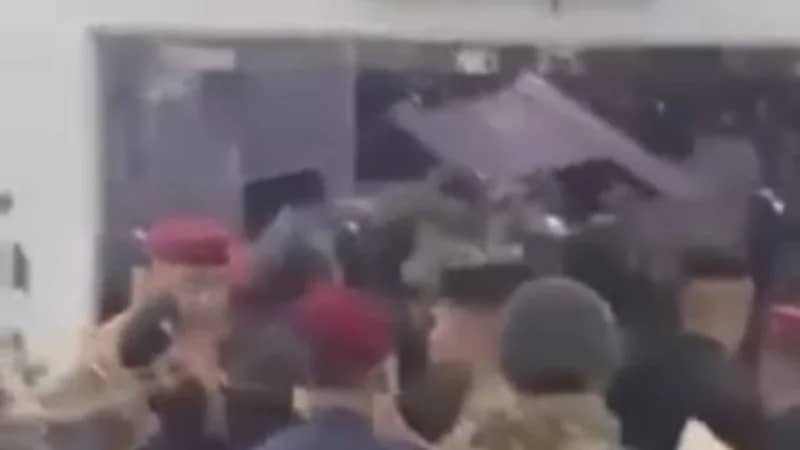 بالفيديو.. اقتحام أنصار زعيم التيار الصدري مقر قناة تلفزيونية في بغداد