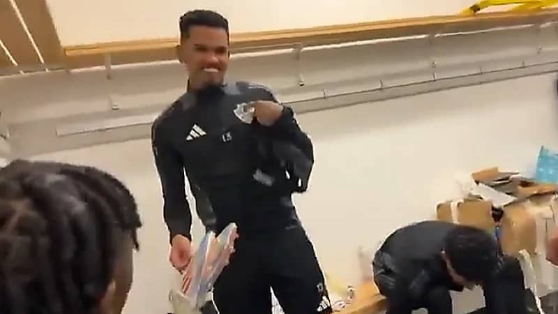 جالينو يمازح عبدالله عبده: أنا الملك .. فيديو