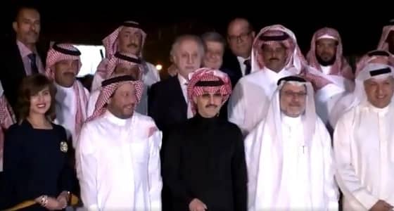 بالفيديو.. الوليد بن طلال يحتفل بـ 53 موظفًا عملوا في مؤسساته